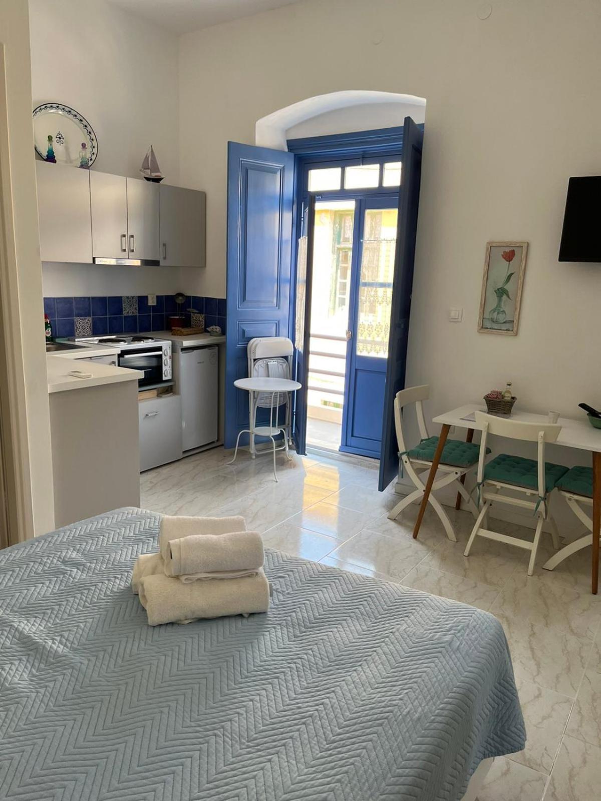 Almira Studios And Apartments Agia Marina  Buitenkant foto